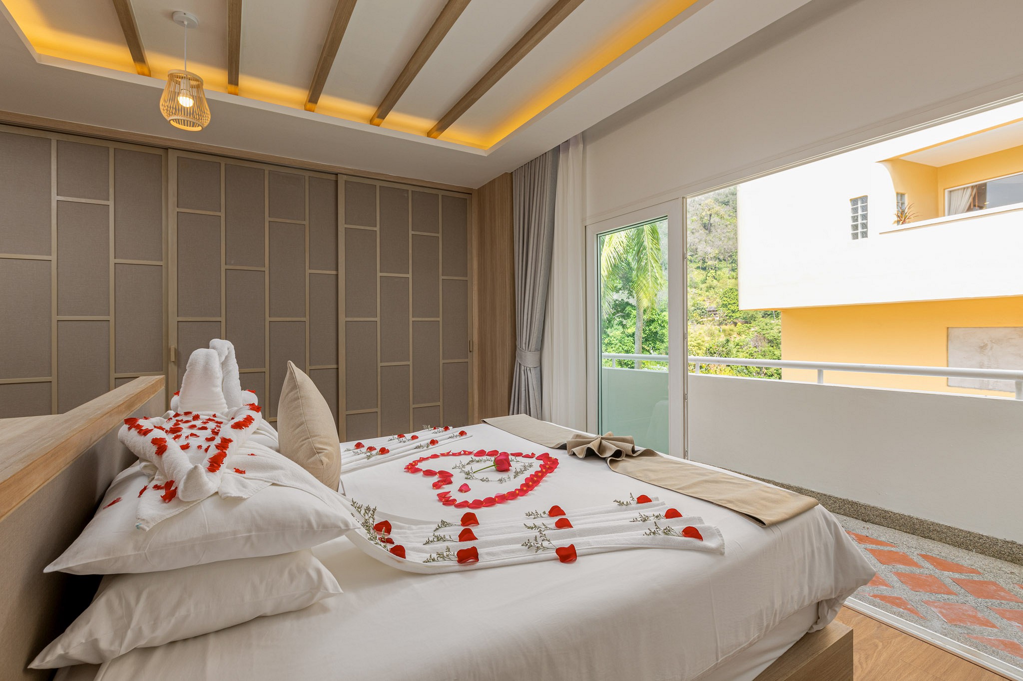 New Three Bedroom Family Suite with Jacuzzi Rooftop