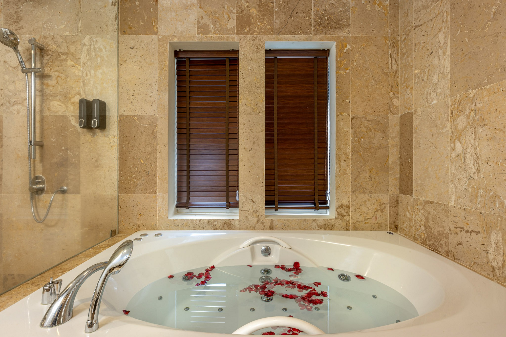 New Three Bedroom Family Suite with Jacuzzi Rooftop