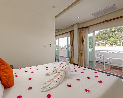 One Bedroom Penthouse Suite with Jacuzzi Rooftop