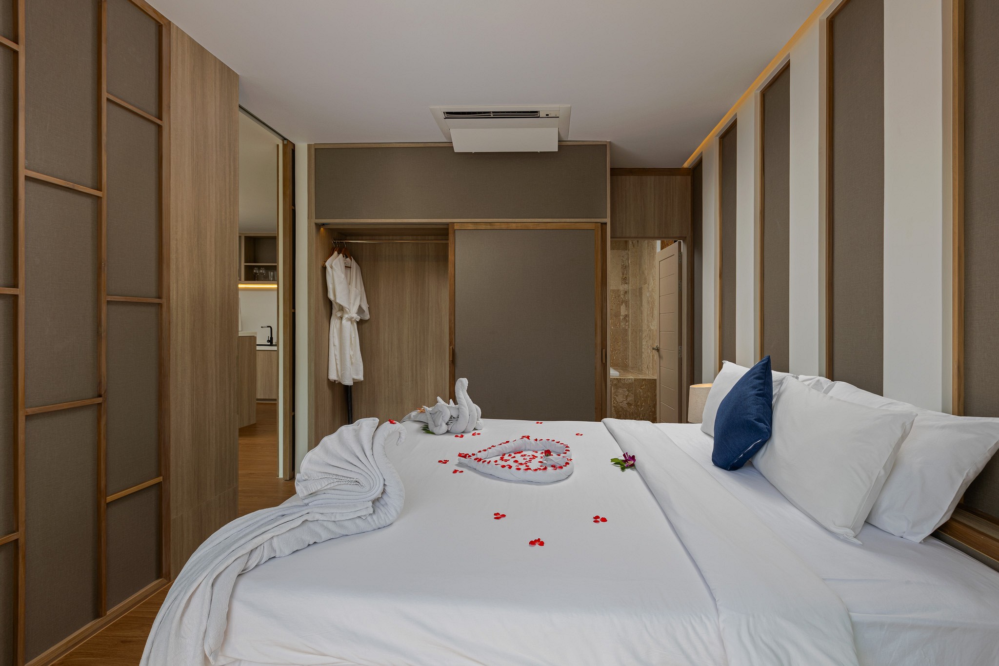 New One Bedroom Penthouse Suite with Jacuzzi Rooftop