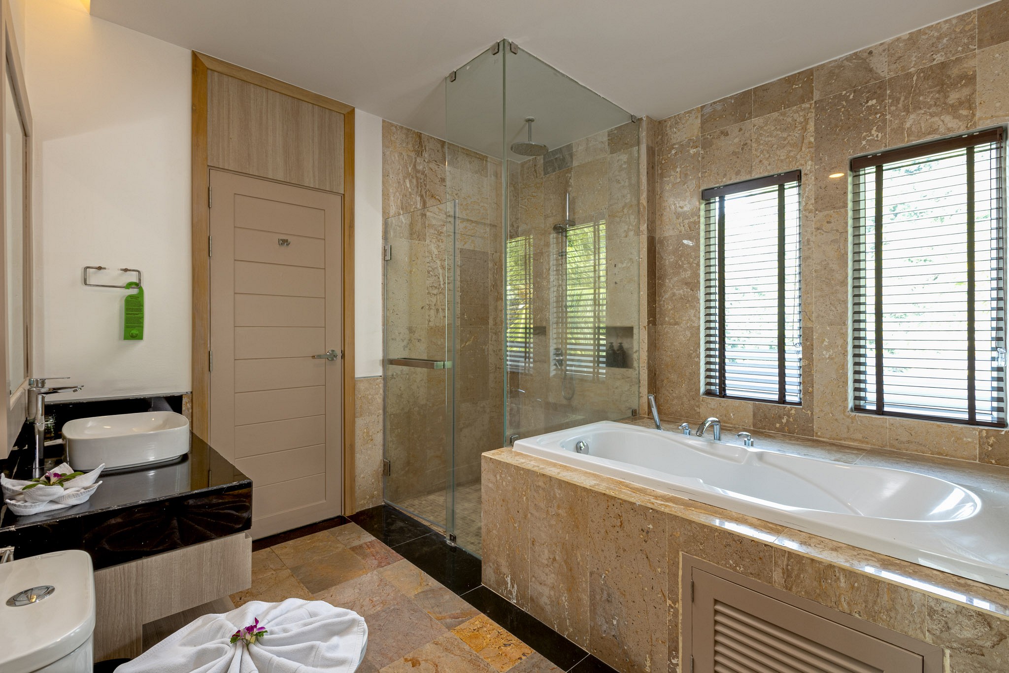 New One Bedroom Penthouse Suite with Jacuzzi Rooftop