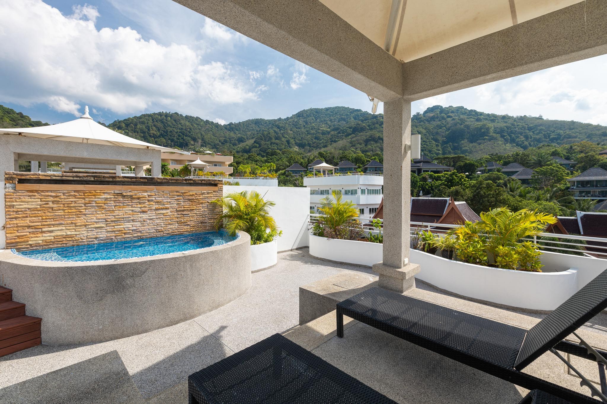 New One Bedroom Penthouse Suite with Jacuzzi Rooftop