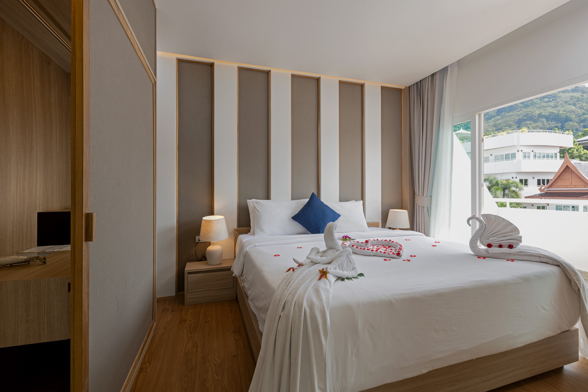New One Bedroom Penthouse Suite with Jacuzzi Rooftop