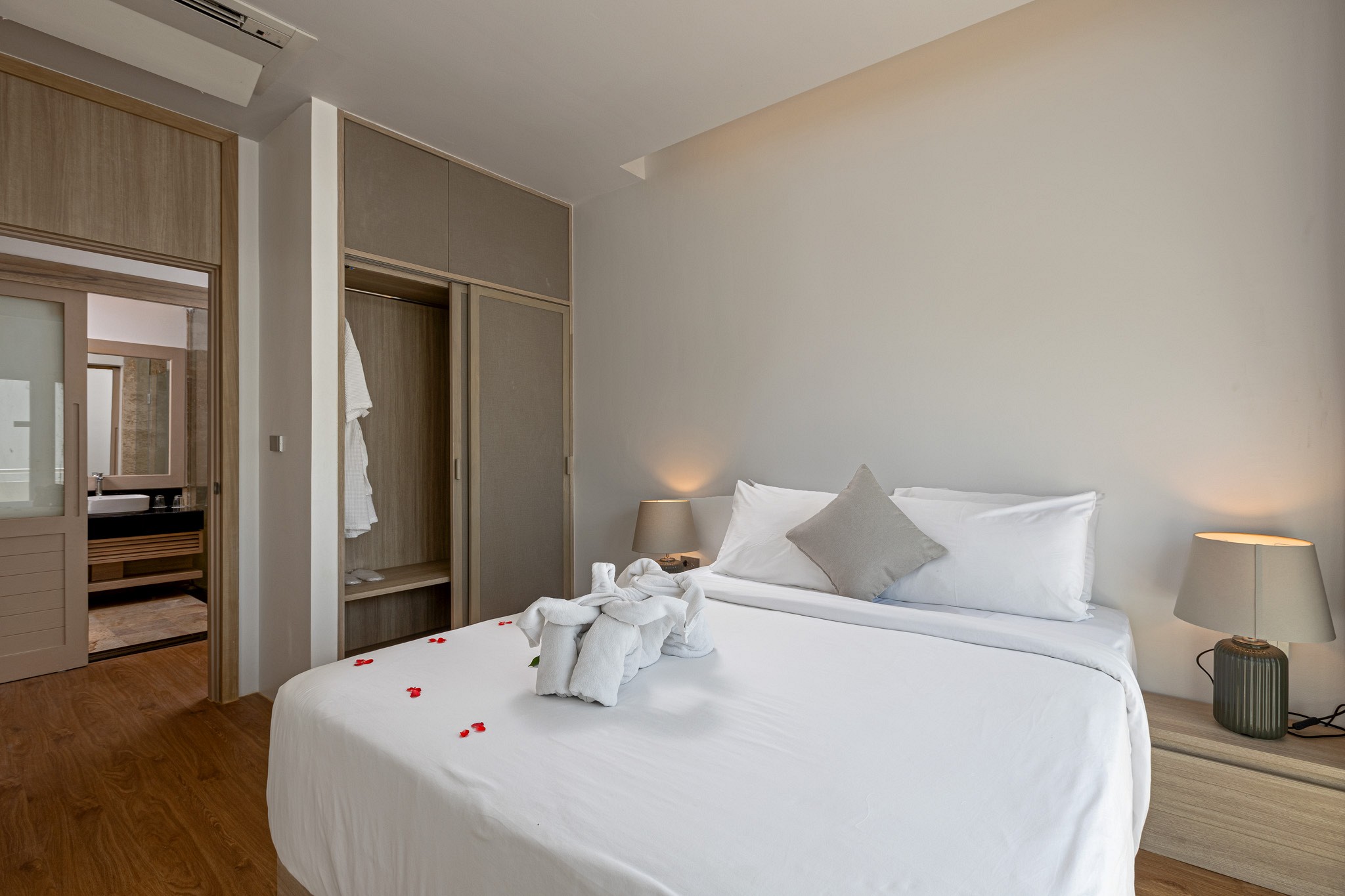 New Three Bedroom with Jaccuzzi Rooftop
