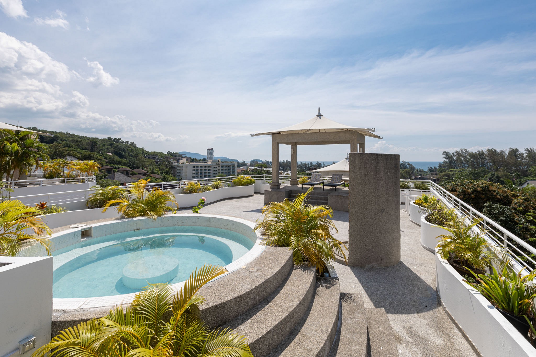 New Three Bedroom with Jaccuzzi Rooftop