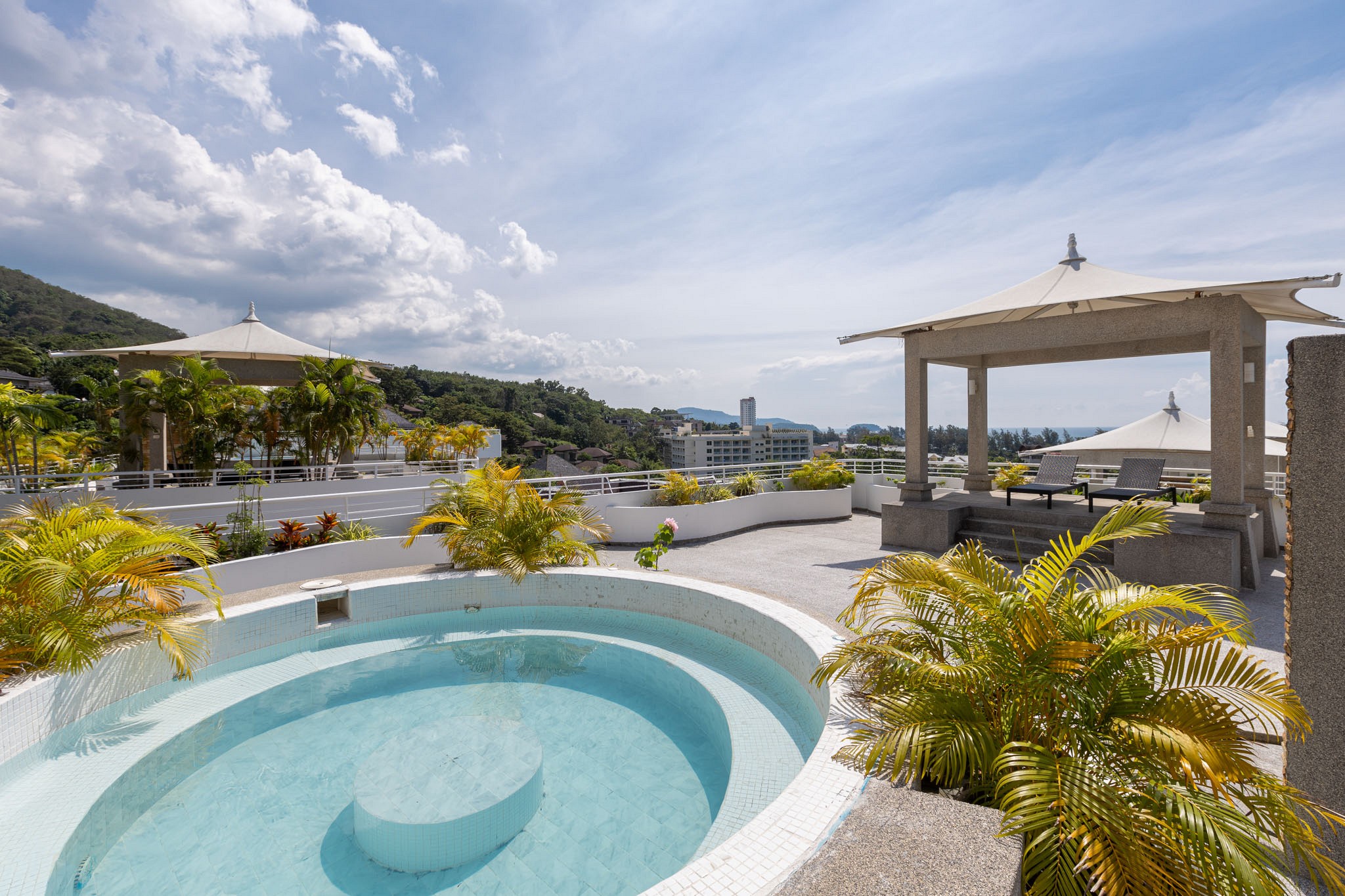 New Three Bedroom with Jaccuzzi Rooftop