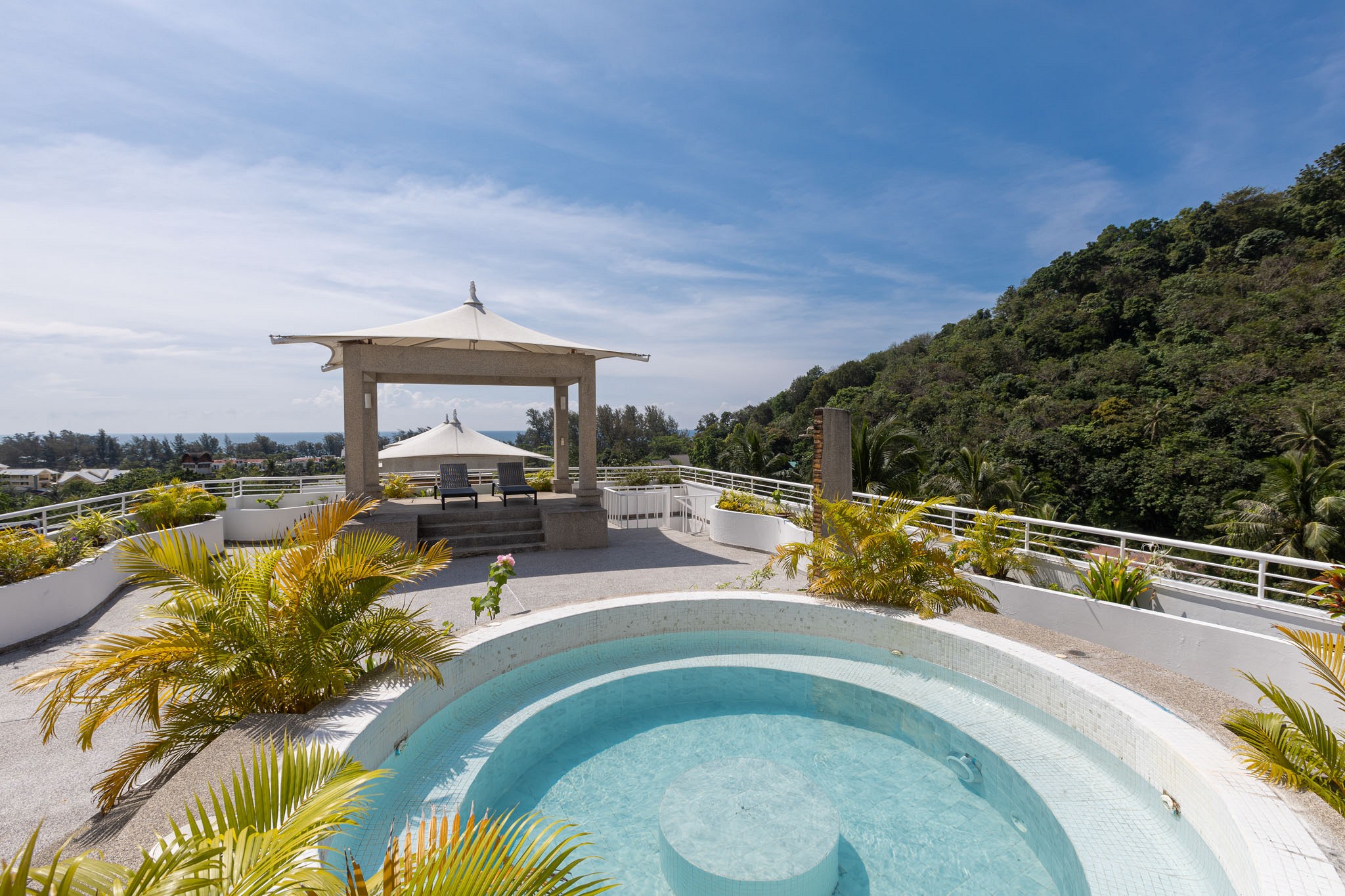New Three Bedroom with Jaccuzzi Rooftop