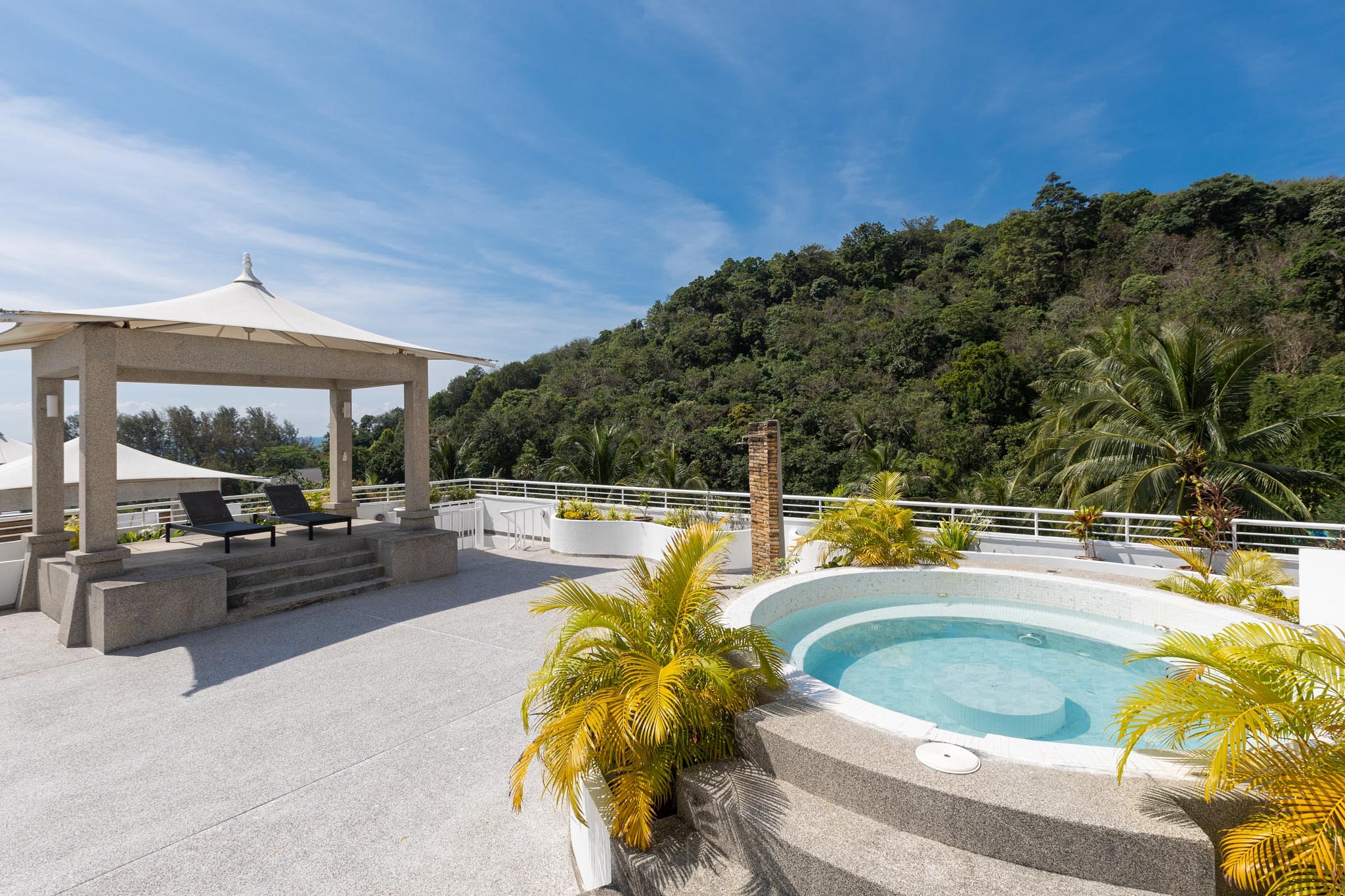New Three Bedroom with Jaccuzzi Rooftop