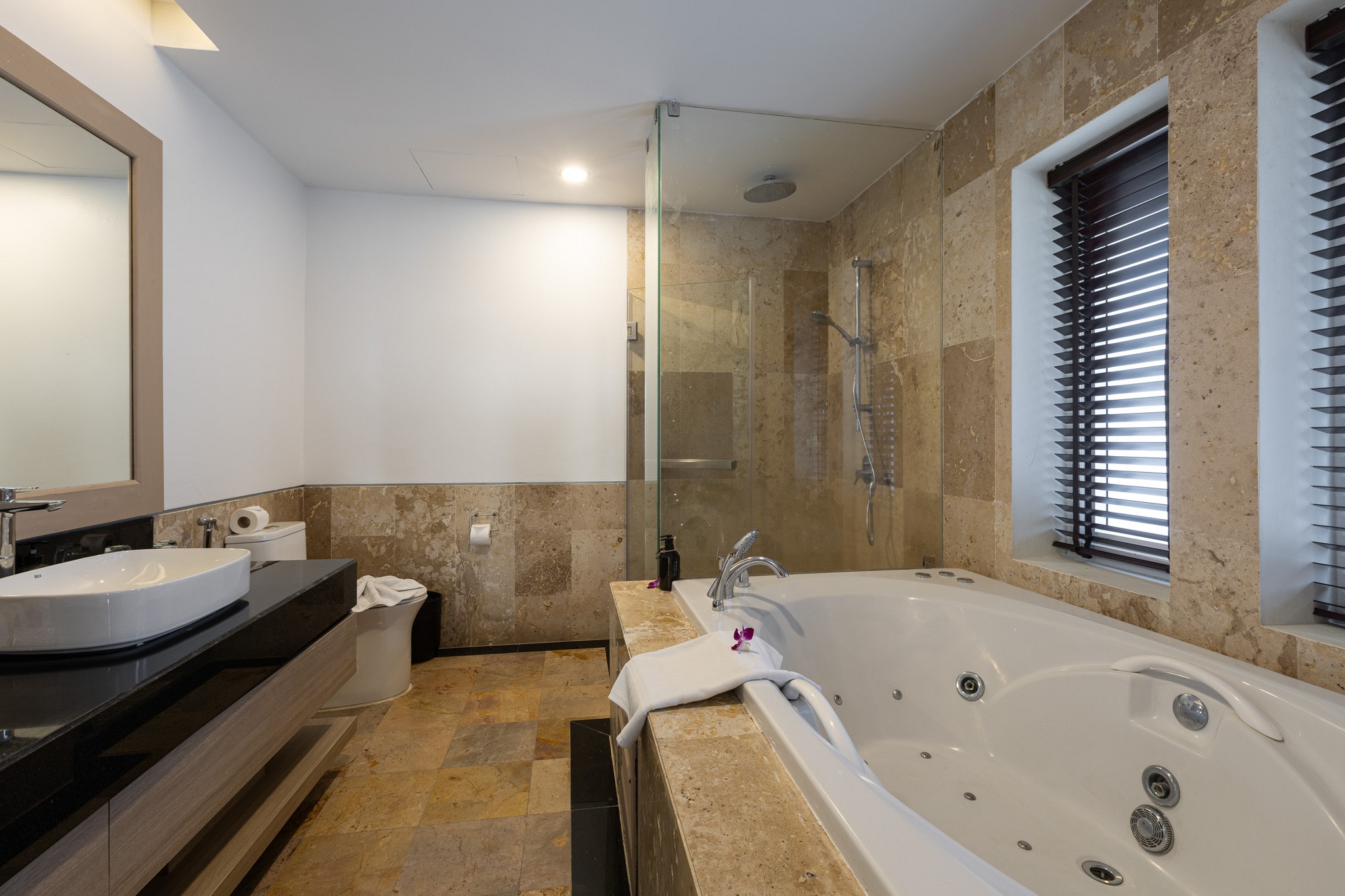 New Three Bedroom with Jaccuzzi Rooftop