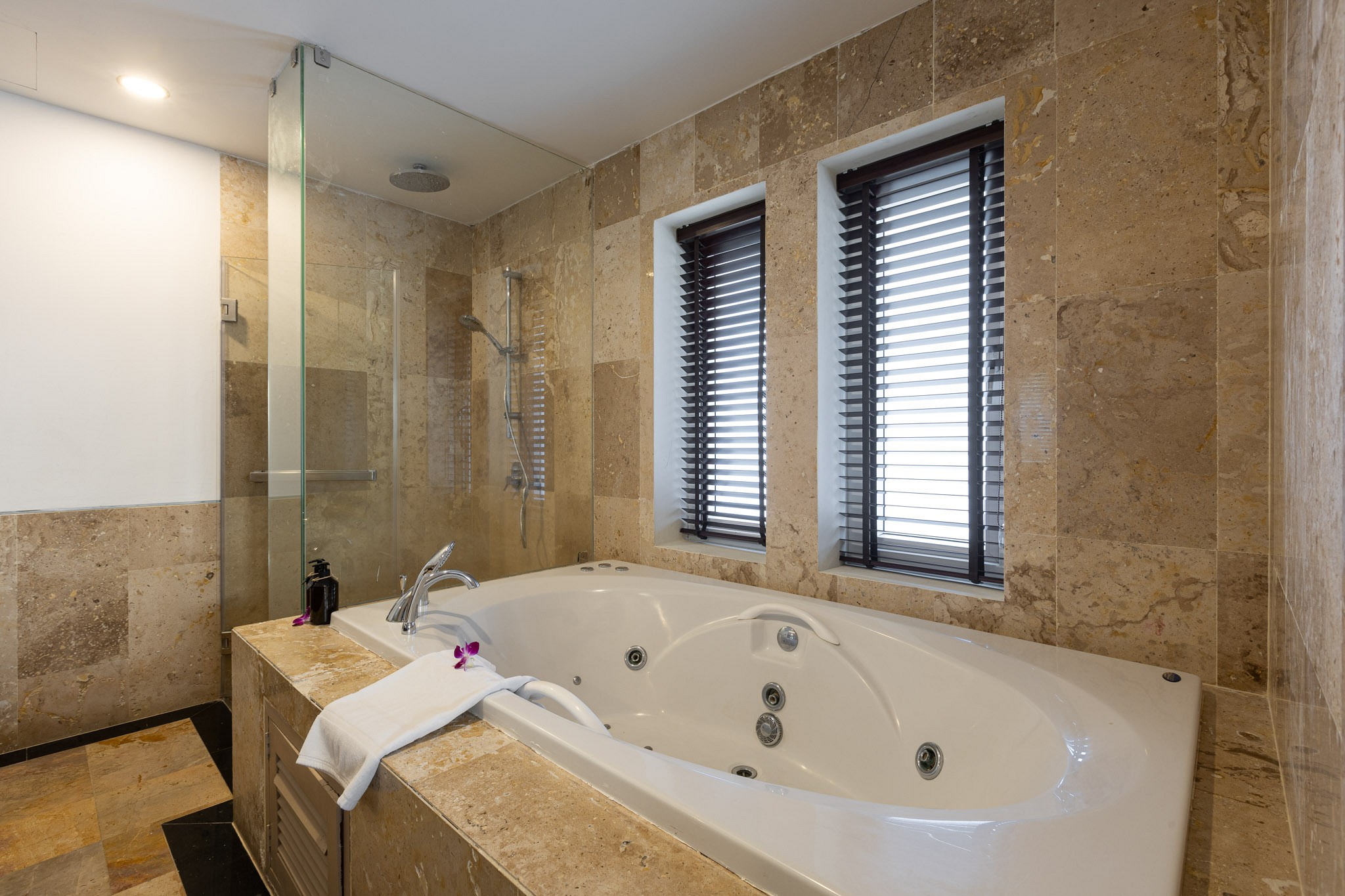 New Three Bedroom with Jaccuzzi Rooftop