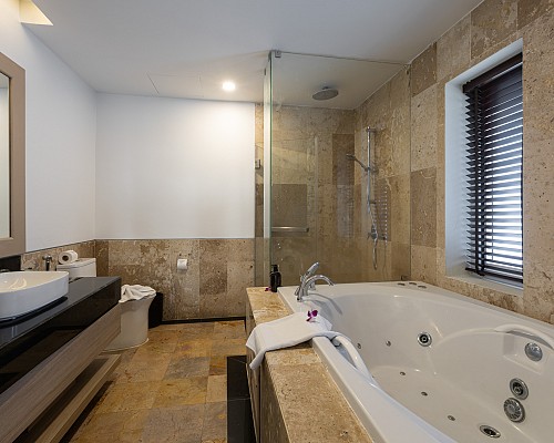 New Three Bedroom with Jaccuzzi Rooftop