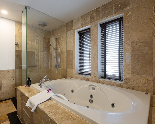 New Three Bedroom with Jaccuzzi Rooftop