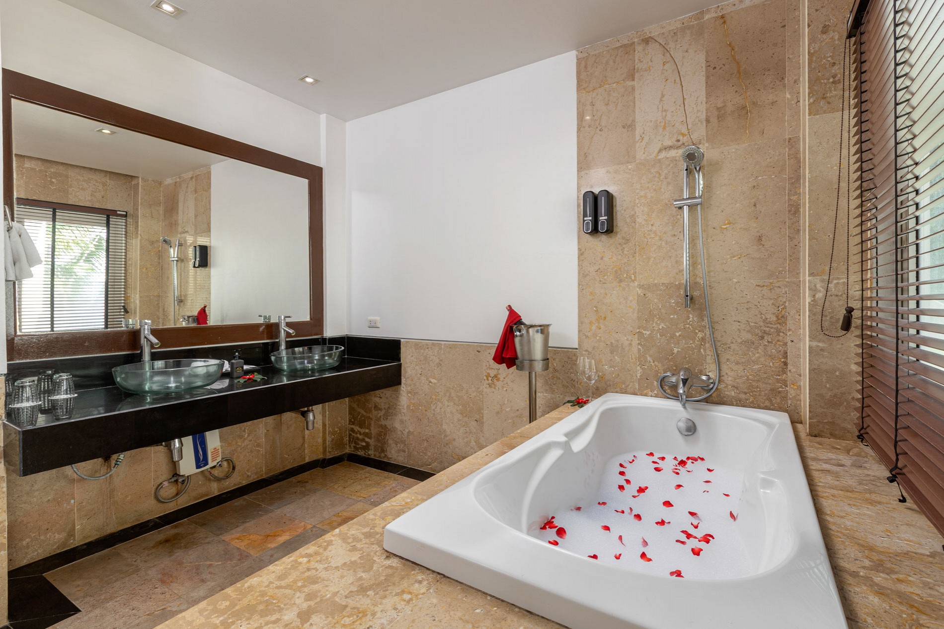 2 Bedroom Family suite with bathtub
