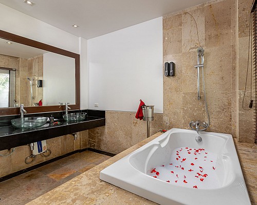 2 Bedroom Family Suite with Bathtub