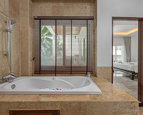 2 Bedroom Family Suite with Bathtub