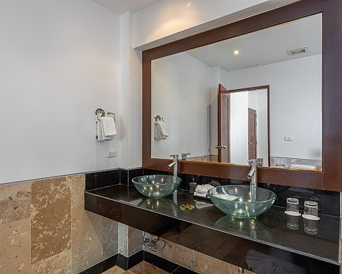 2 Bedroom Family Suite with Bathtub